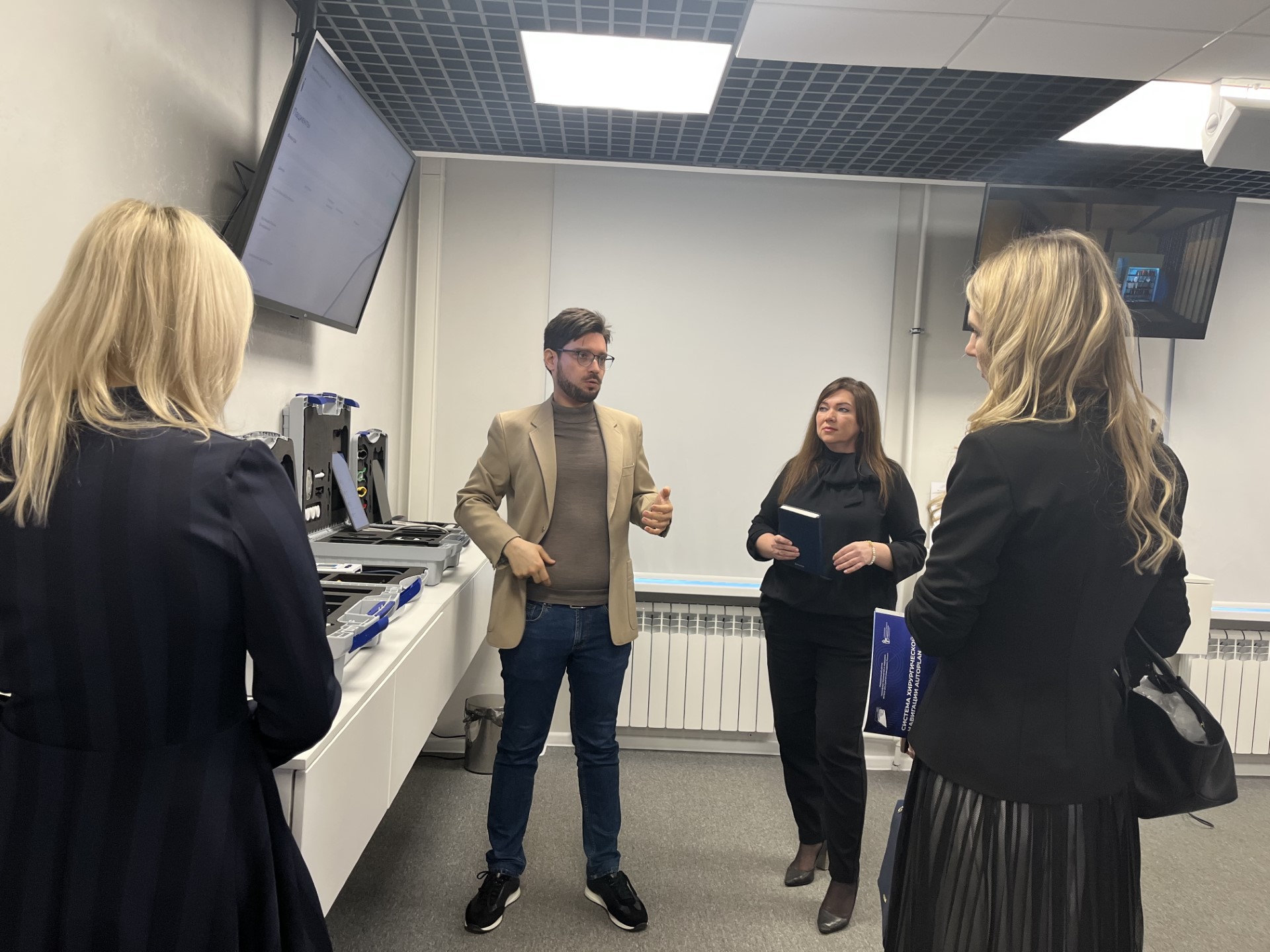 С оборудованием ИИР СамГМУ ознакомились представители «ВТБ Медицина»