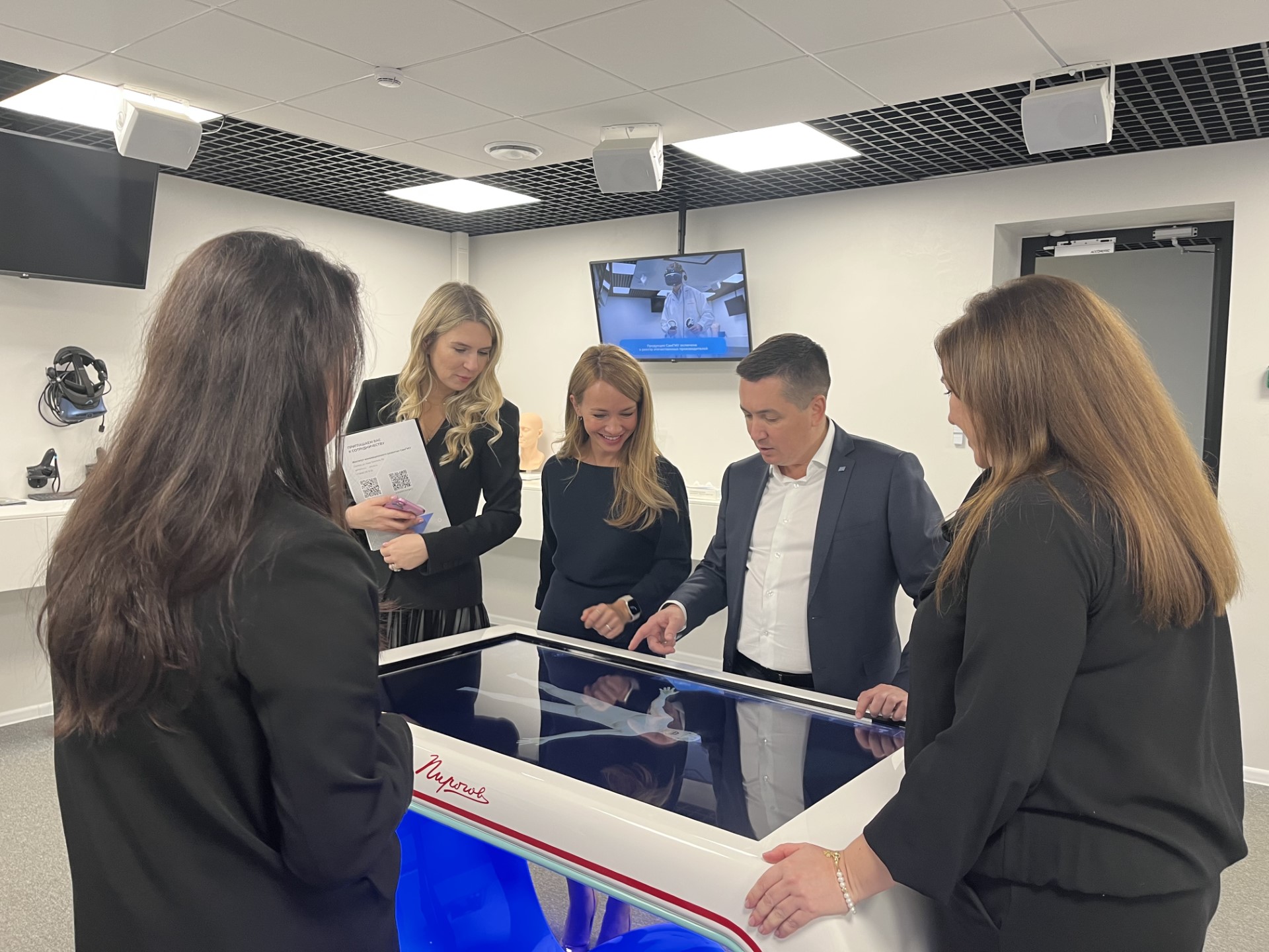 С оборудованием ИИР СамГМУ ознакомились представители «ВТБ Медицина»