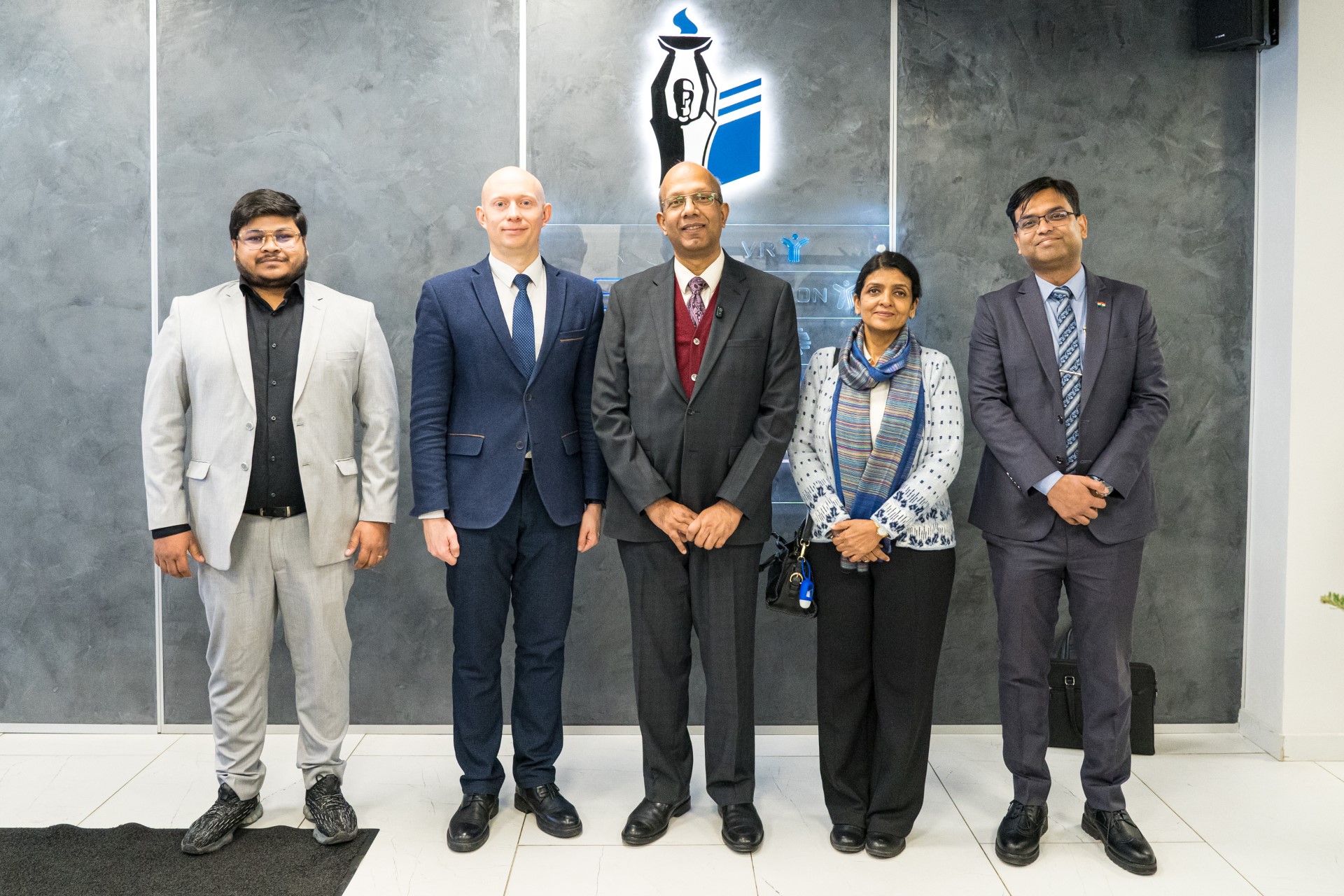 Посол Индии в РФ Винай Кумар ознакомился с продуктами ИИР СамГМУ