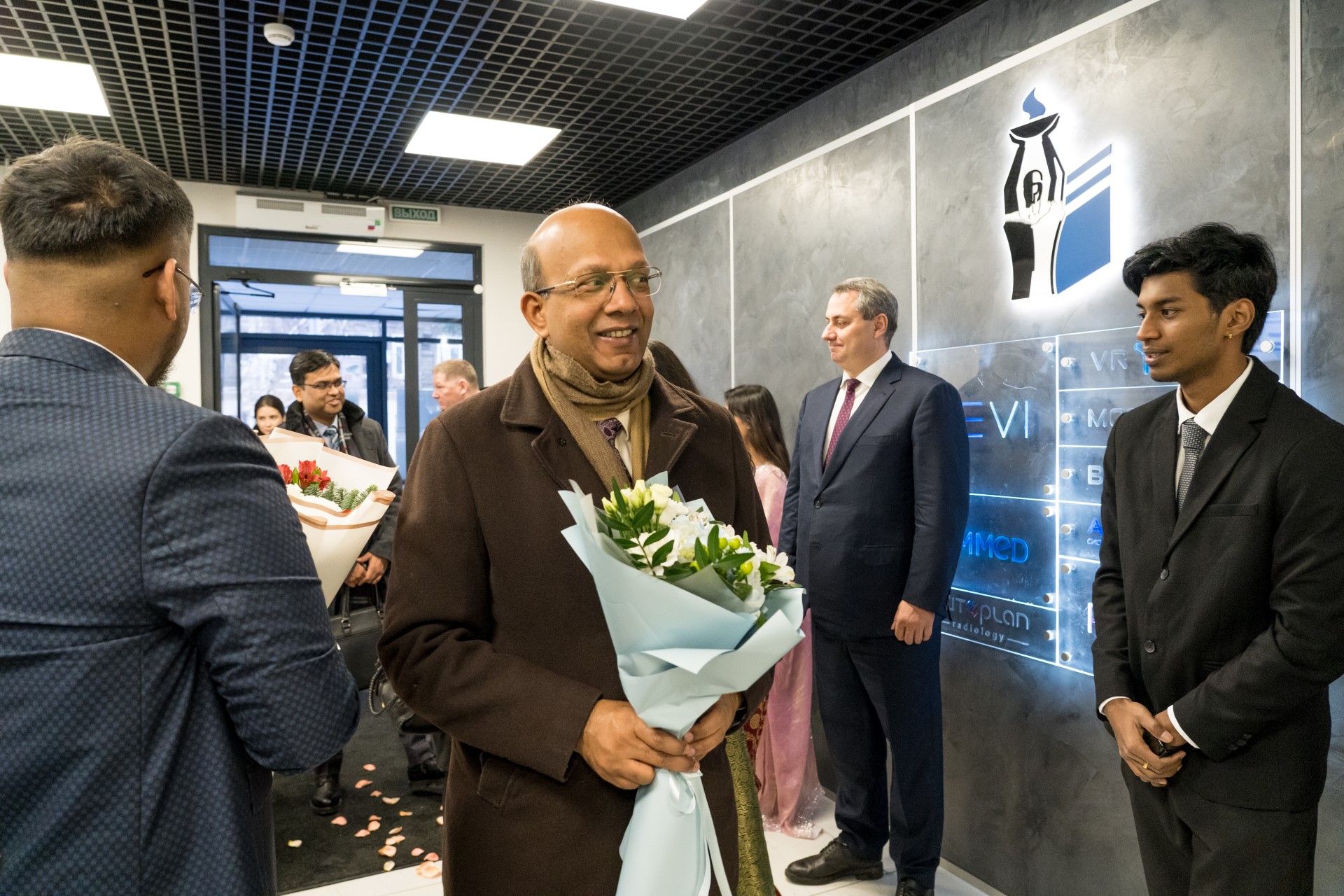 Посол Индии в РФ Винай Кумар ознакомился с продуктами ИИР СамГМУ