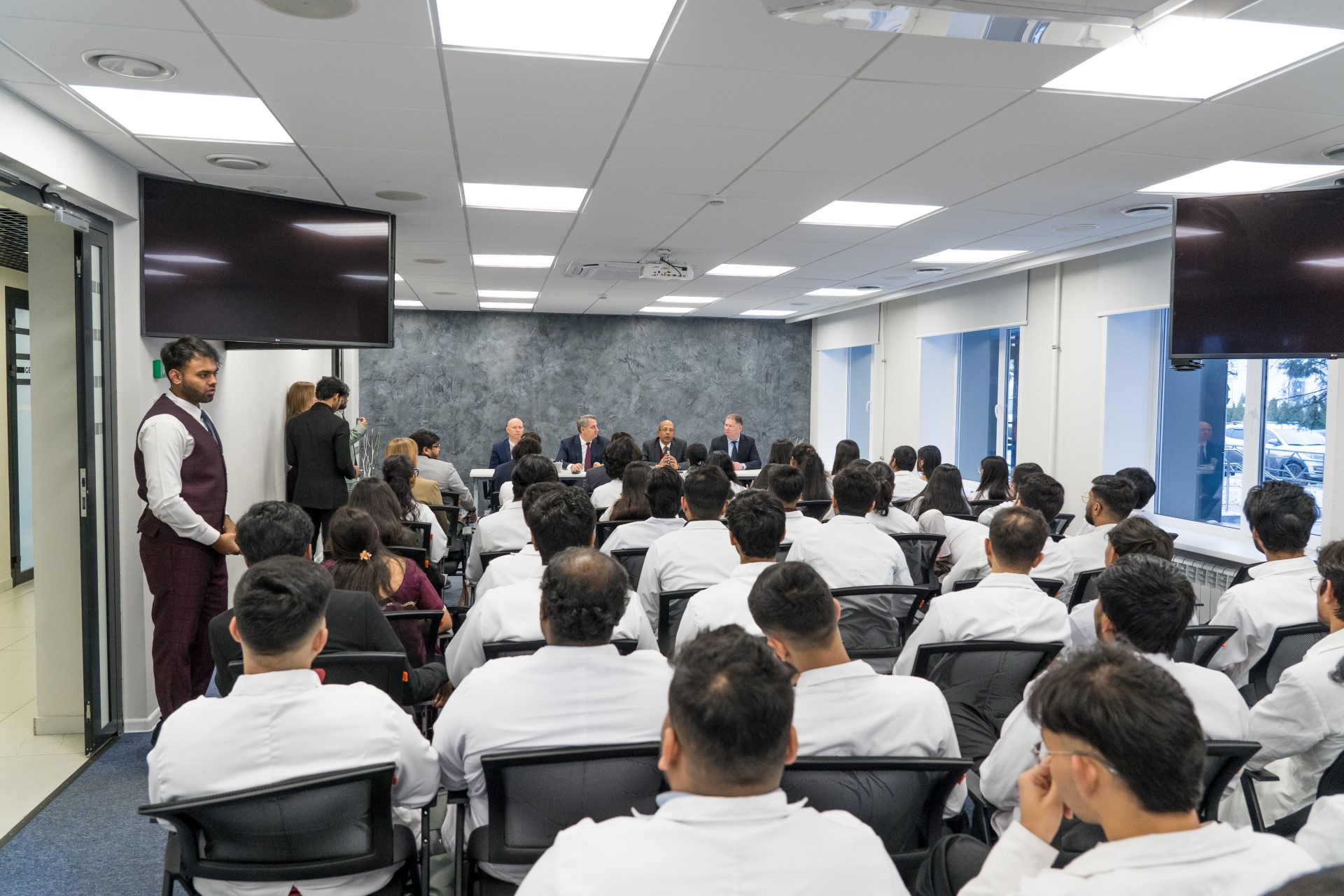 Посол Индии в РФ Винай Кумар ознакомился с продуктами ИИР СамГМУ