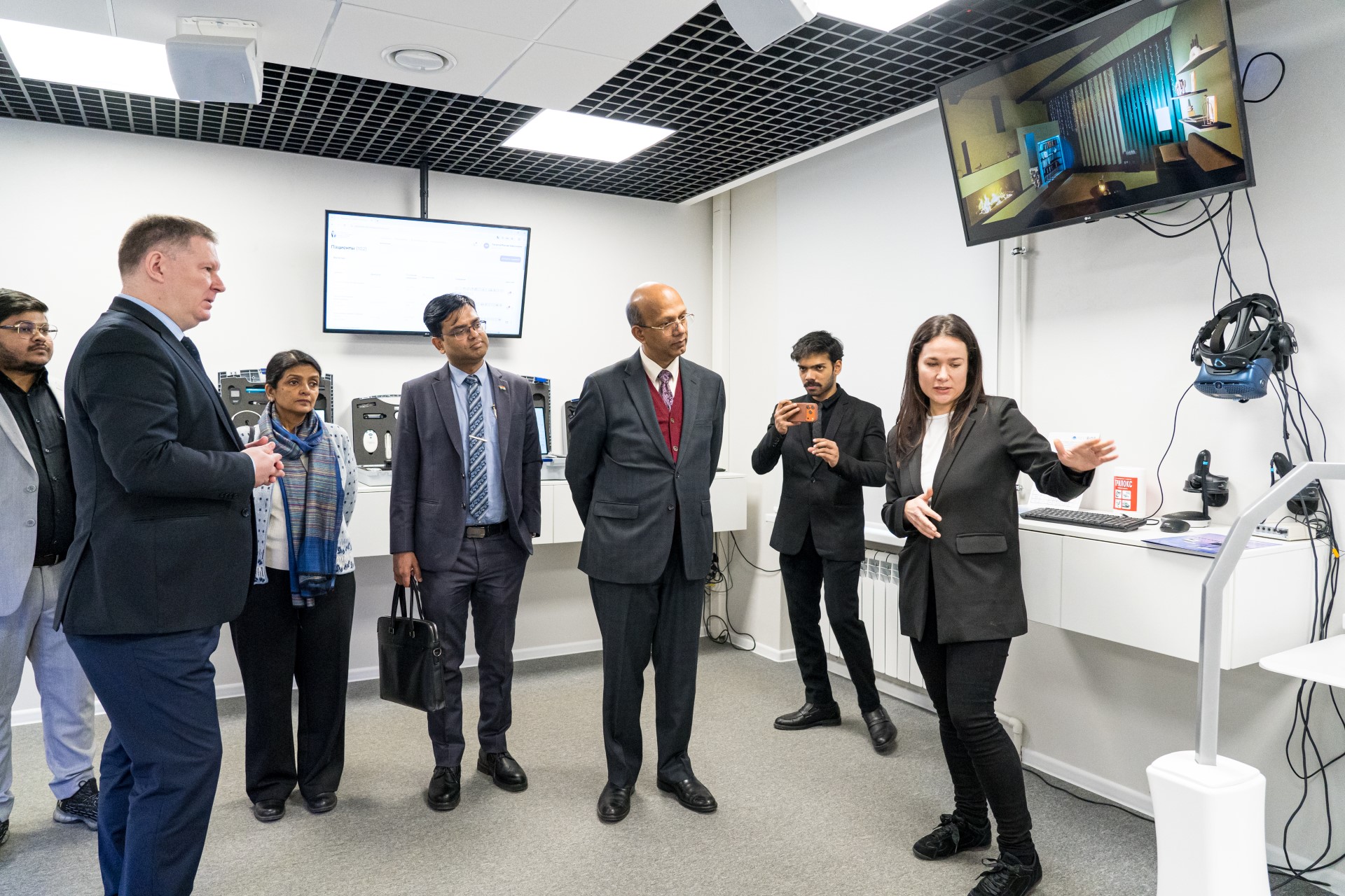 Посол Индии в РФ Винай Кумар ознакомился с продуктами ИИР СамГМУ