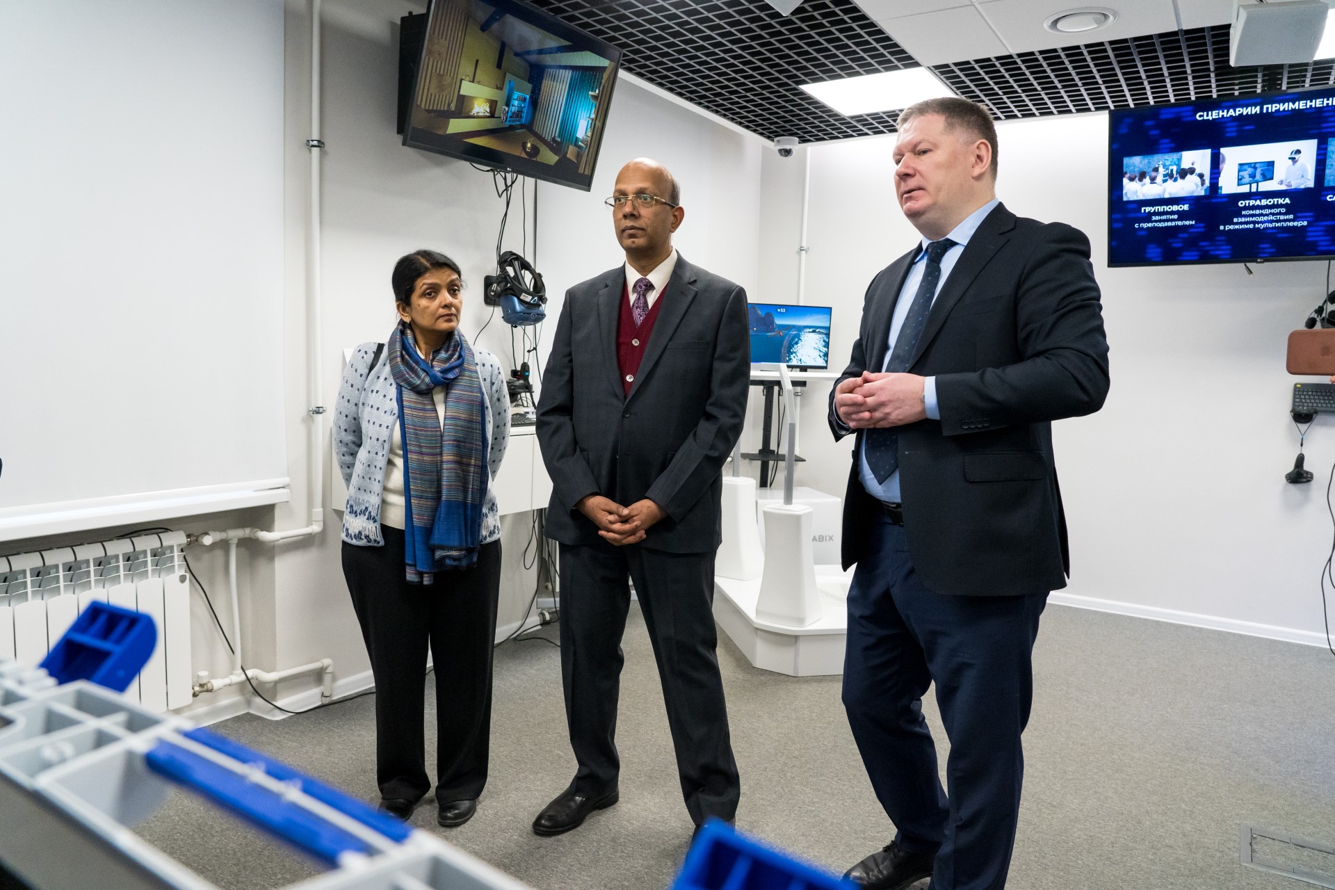 Посол Индии в РФ Винай Кумар ознакомился с продуктами ИИР СамГМУ