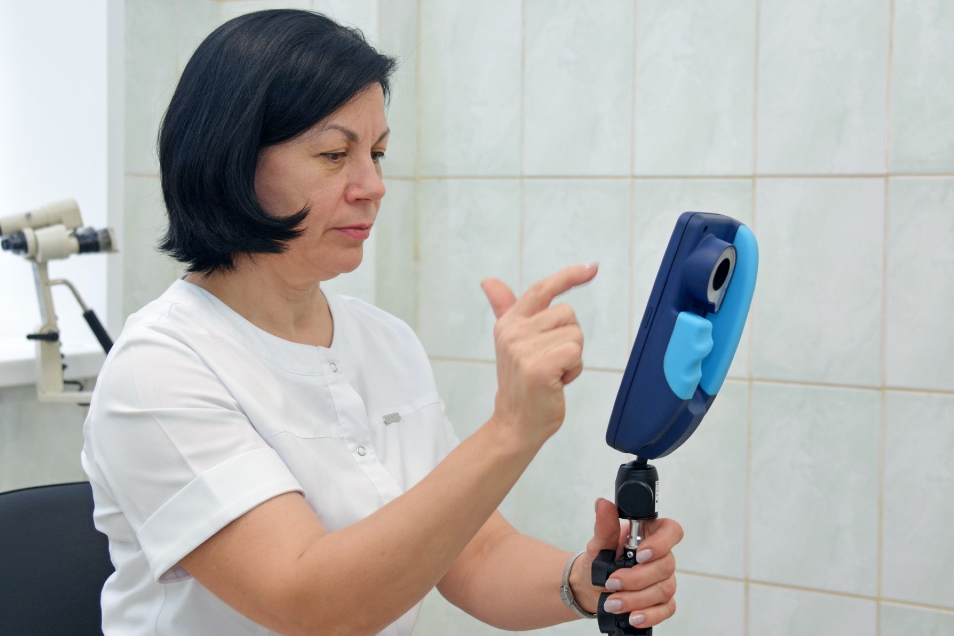 Портативный цифровой кольпоскоп Института инновационного развития СамГМУ поступил в гинекологическое отделение онкологической поликлиники ГБУЗ СО «Тольяттинская городская клиническая больница № 5», где ранее он успешно прошел апробацию. Прибор, разработанный в рамках госзадания Министерства здравоохранения РФ, помогает выявить патологию шейки матки на ранней стадии. Планируется, что в учреждении он будет использован в онкологическом скрининге.