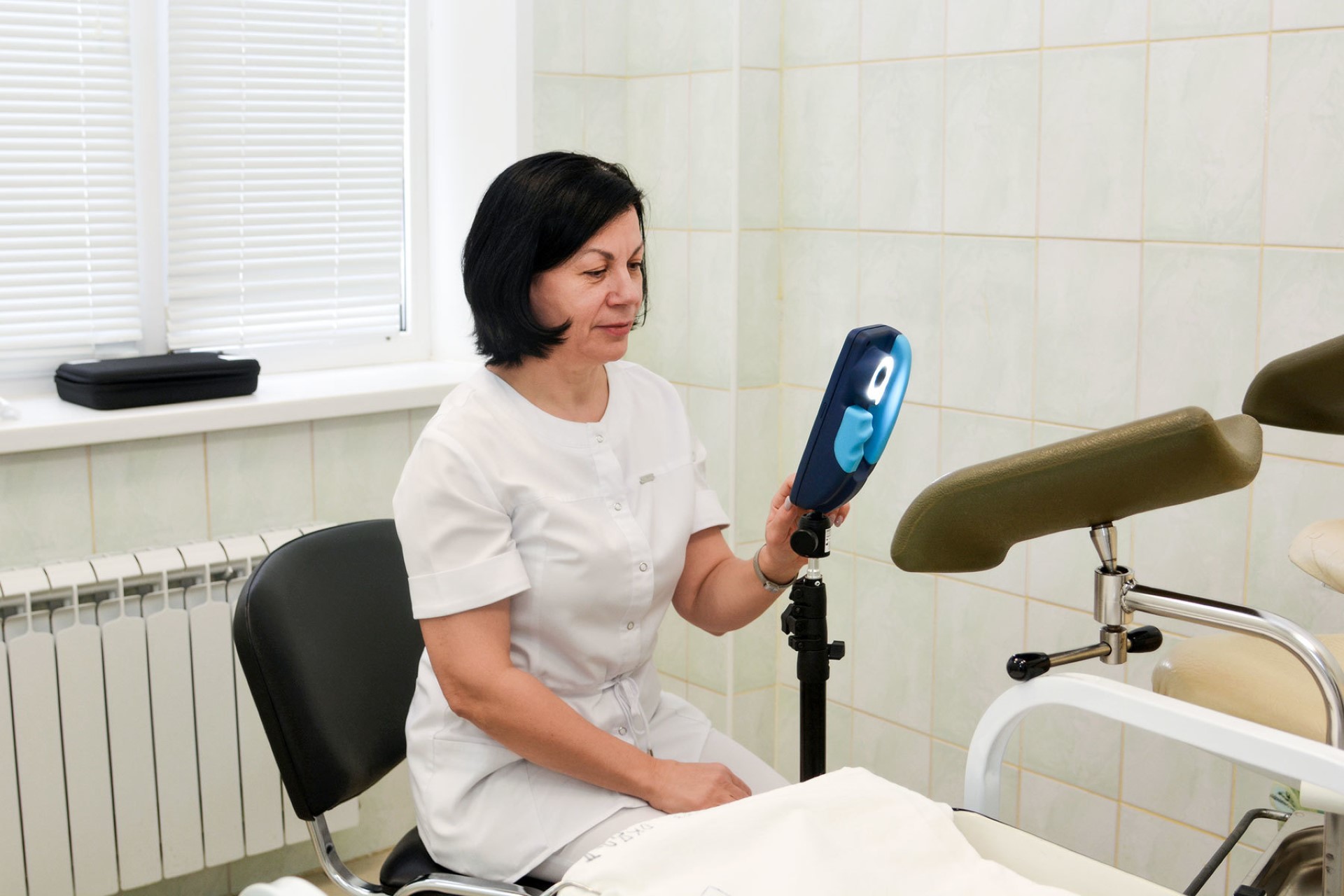 Портативный цифровой кольпоскоп Института инновационного развития СамГМУ поступил в гинекологическое отделение онкологической поликлиники ГБУЗ СО «Тольяттинская городская клиническая больница № 5», где ранее он успешно прошел апробацию. Прибор, разработанный в рамках госзадания Министерства здравоохранения РФ, помогает выявить патологию шейки матки на ранней стадии. Планируется, что в учреждении он будет использован в онкологическом скрининге.