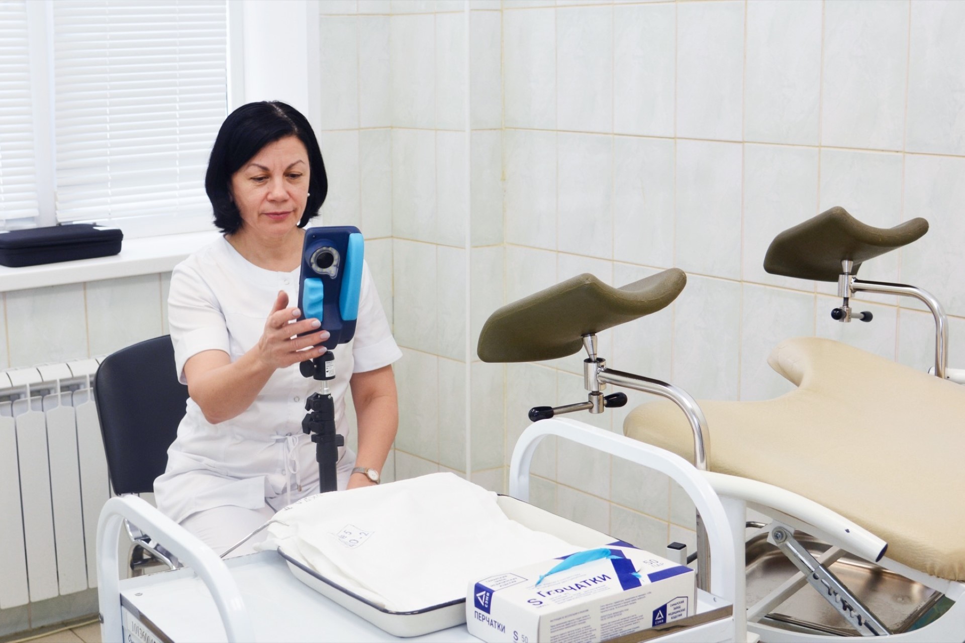 Портативный цифровой кольпоскоп Института инновационного развития СамГМУ поступил в гинекологическое отделение онкологической поликлиники ГБУЗ СО «Тольяттинская городская клиническая больница № 5», где ранее он успешно прошел апробацию. Прибор, разработанный в рамках госзадания Министерства здравоохранения РФ, помогает выявить патологию шейки матки на ранней стадии. Планируется, что в учреждении он будет использован в онкологическом скрининге.